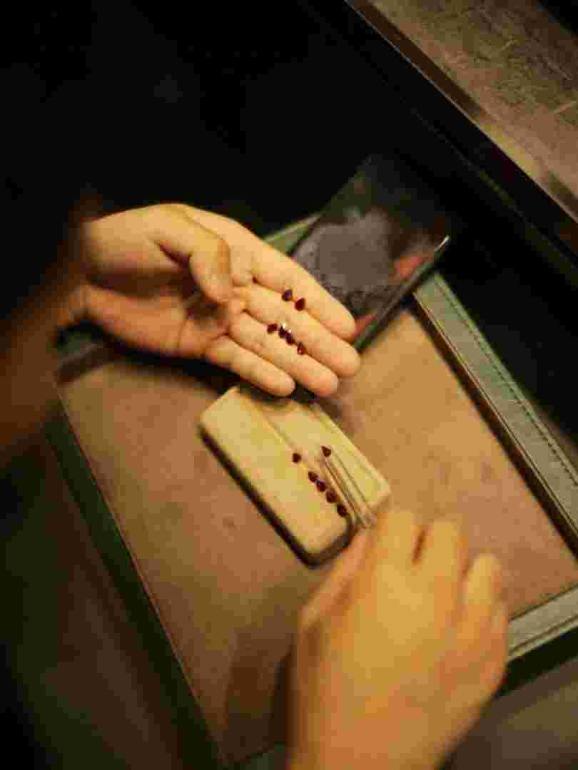 珠宝店上班压力大吗珠宝店上班工资高吗 一般能拿多少工资-第1张图片-翡翠网 珠宝店上班压力大吗珠宝店上班工资高吗 一般能拿多少工资-第1张图片-翡翠网