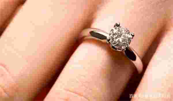 定制钻戒是不是得自己买钻石呢,定制钻戒是不是得自己买钻石-第2张图片-翡翠网 定制钻戒是不是得自己买钻石呢,定制钻戒是不是得自己买钻石-第2张图片-翡翠网
