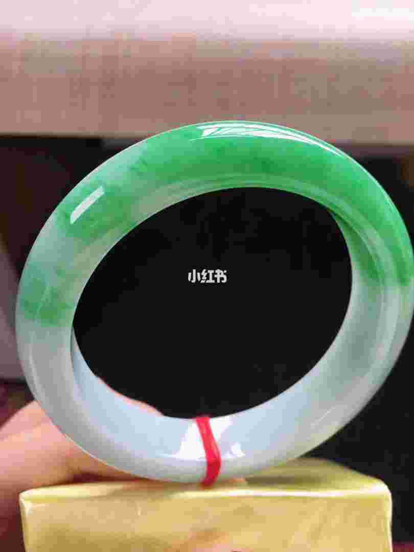 翡翠手镯圆镯的寓意与知识,翡翠手镯圆镯贵还是正圈贵??-第1张图片-翡翠网 翡翠手镯圆镯的寓意与知识,翡翠手镯圆镯贵还是正圈贵??-第1张图片-翡翠网