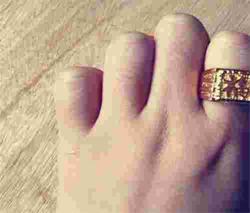 男人戴戒指有什么讲究哪个手,男人戴戒指有什么讲究-第2张图片-翡翠网