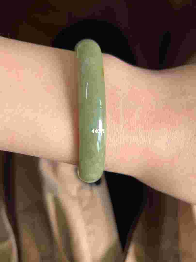 翡翠手镯偏黄好吗翡翠手镯脏黄-第1张图片-翡翠网 翡翠手镯偏黄好吗翡翠手镯脏黄-第1张图片-翡翠网