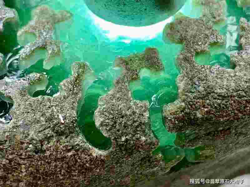 翡翠原石裂纹多,翡翠原石裂纹多有价值吗-第2张图片-翡翠网