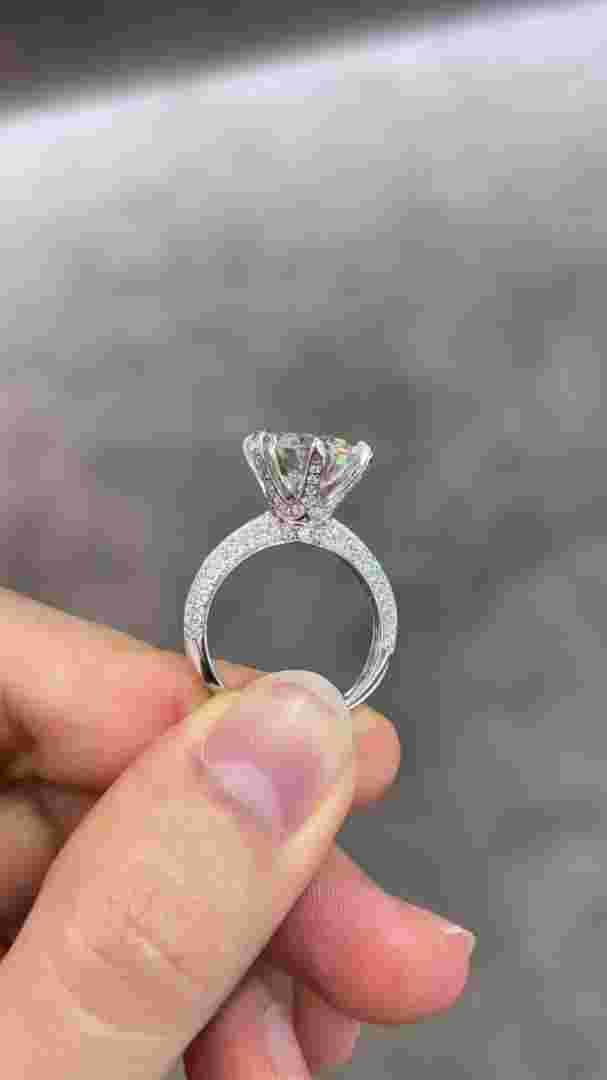 普通家庭买一万五的钻戒贵吗多少钱,普通家庭买一万五的钻戒贵吗-第1张图片-翡翠网