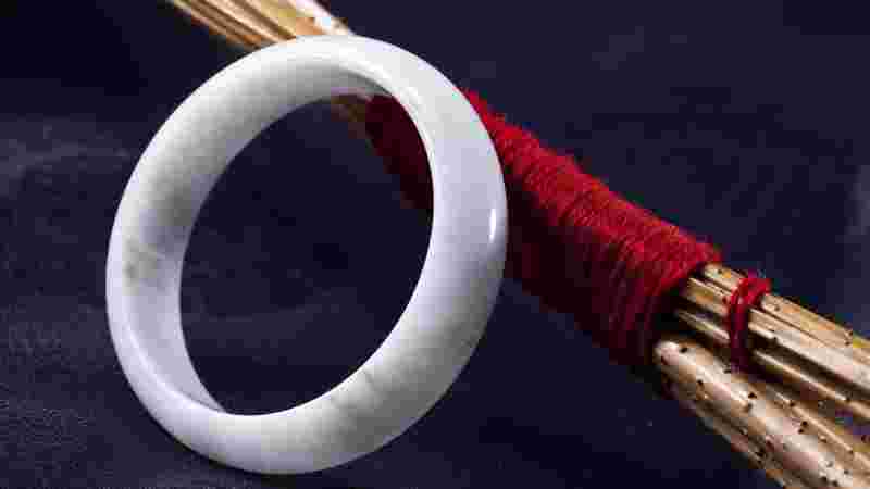 翡翠手镯怎么识别真假的方法视频翡翠手镯怎么识别真假的方法-第1张图片-翡翠网 翡翠手镯怎么识别真假的方法视频翡翠手镯怎么识别真假的方法-第1张图片-翡翠网