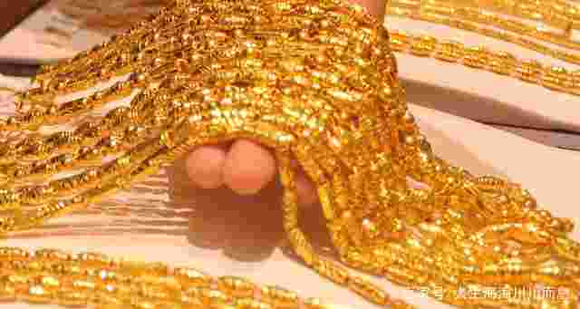 黄金首饰去典当行好还是去金店回收好?,黄金回收金店好还是典当行好-第1张图片-翡翠网 黄金首饰去典当行好还是去金店回收好?,黄金回收金店好还是典当行好-第1张图片-翡翠网