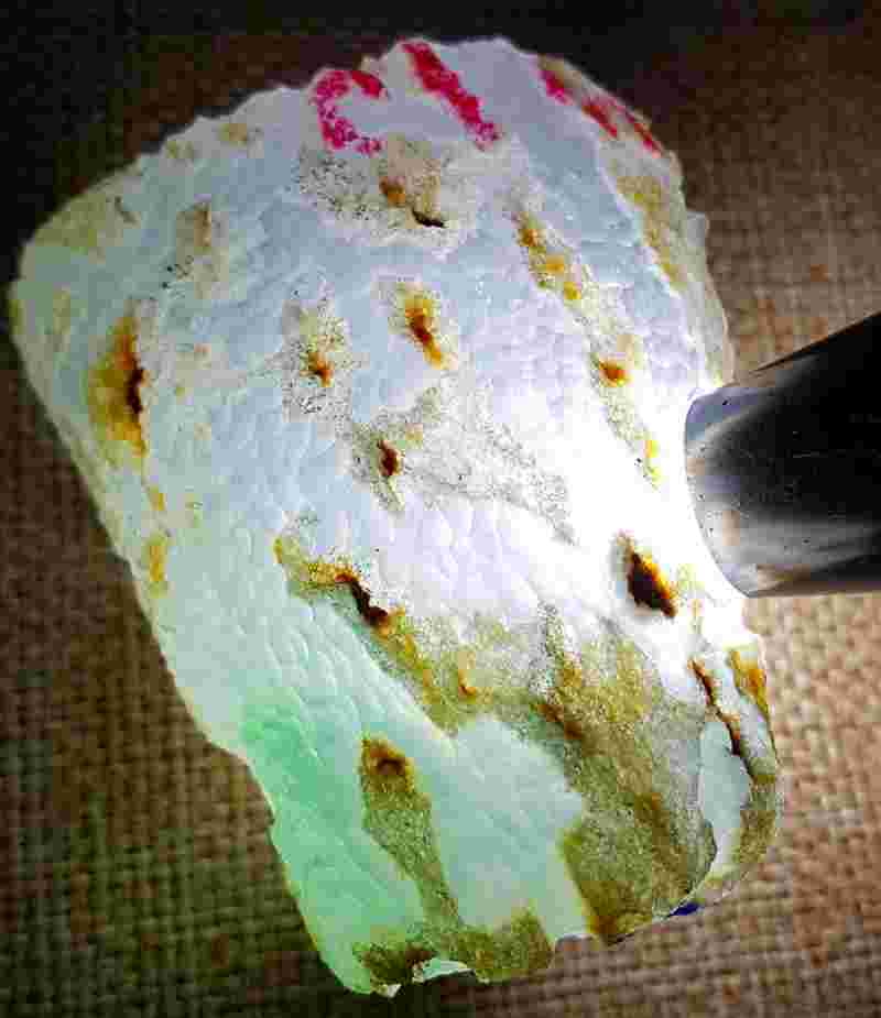 翡翠玉石赌石知识,翡翠赌石的知识要点-第1张图片-翡翠网 翡翠玉石赌石知识,翡翠赌石的知识要点-第1张图片-翡翠网