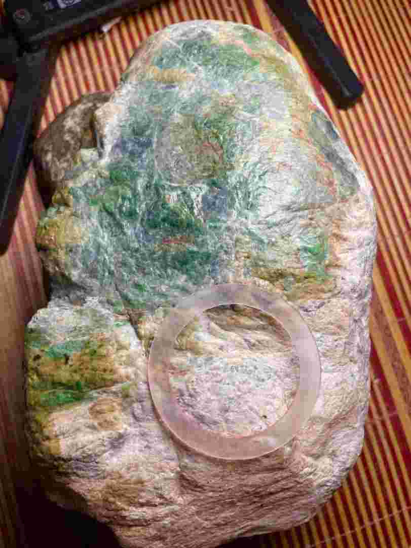 翡翠原石多少钱一公斤翡翠怎么识别真假的方法-第2张图片-翡翠网 翡翠原石多少钱一公斤翡翠怎么识别真假的方法-第2张图片-翡翠网