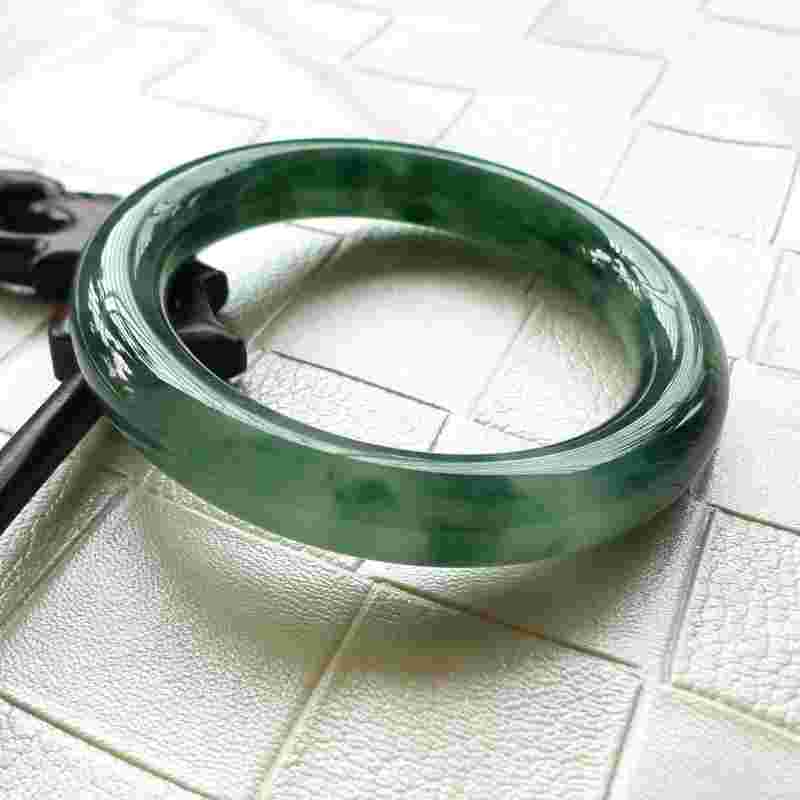 翡翠手镯飘蓝花好还是绿花好,翡翠手镯飘蓝花颜色发灰-第1张图片-翡翠网