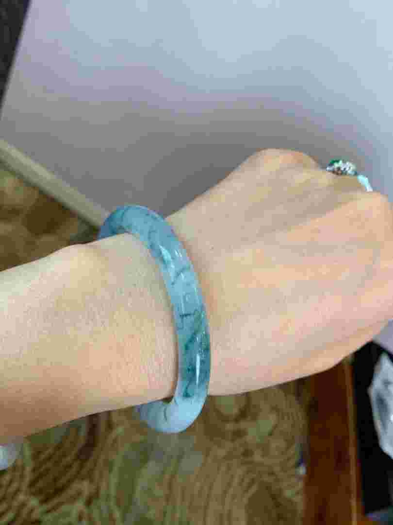 翡翠手镯飘蓝花好还是绿花好,翡翠手镯飘蓝花颜色发灰-第2张图片-翡翠网