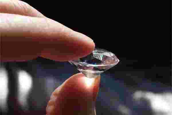 怎样辨别钻石的级别,怎样辨别钻石-第1张图片-翡翠网 怎样辨别钻石的级别,怎样辨别钻石-第1张图片-翡翠网