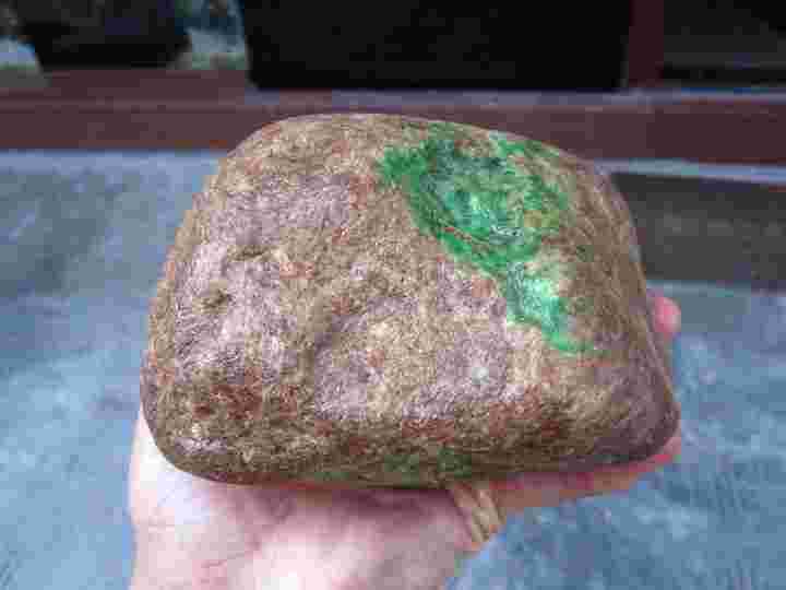 翡翠原石真假鉴定方法简单翡翠原石假皮怎么辨认-第1张图片-翡翠网