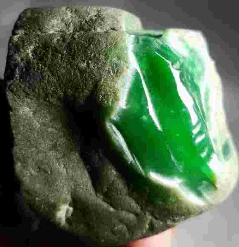 怎么辨别翡翠原石的真假,怎么辨别翡翠原石的真假方法-第2张图片-翡翠网