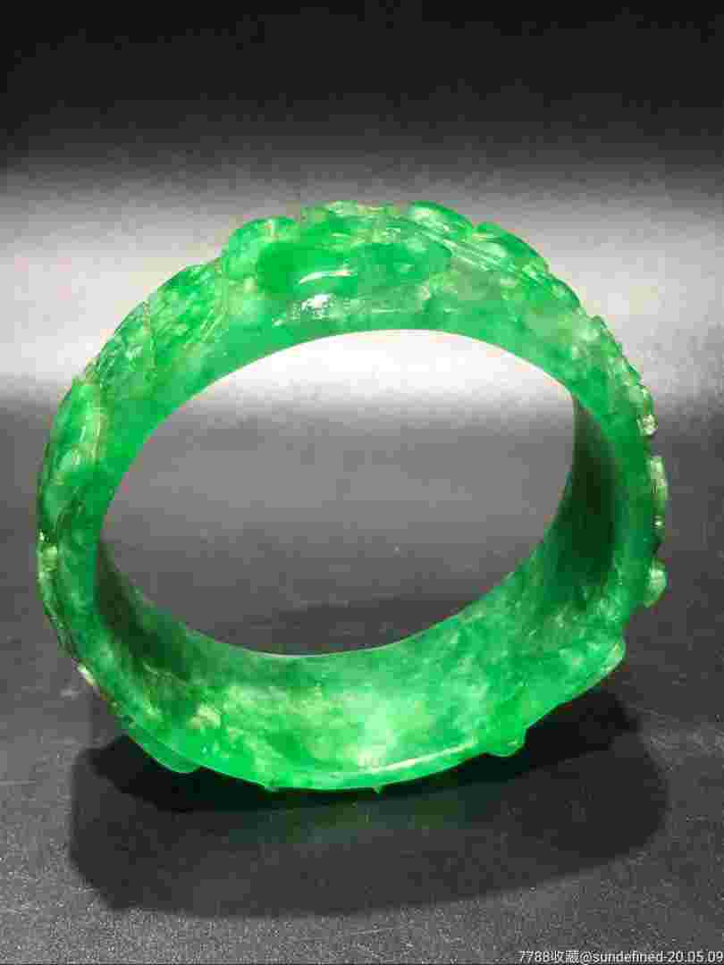 祖母绿的翡翠值钱吗?祖母绿翡翠玉佛手镯-第1张图片-翡翠网