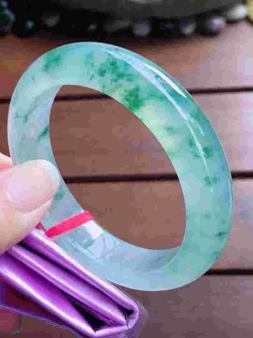 今年最火的翡翠手镯,今年最火的翡翠手镯品牌-第2张图片-翡翠网