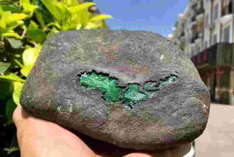 翡翠原石怎么辨别阳绿水头翡翠原石怎么辨别阳绿水头和阴绿头-第1张图片-翡翠网 翡翠原石怎么辨别阳绿水头翡翠原石怎么辨别阳绿水头和阴绿头-第1张图片-翡翠网