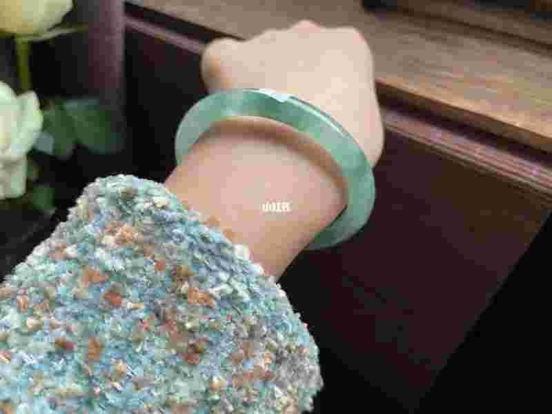 翡翠手镯里有冰渣结晶体翡翠手镯里面有很多冰是什么-第2张图片-翡翠网 翡翠手镯里有冰渣结晶体翡翠手镯里面有很多冰是什么-第2张图片-翡翠网