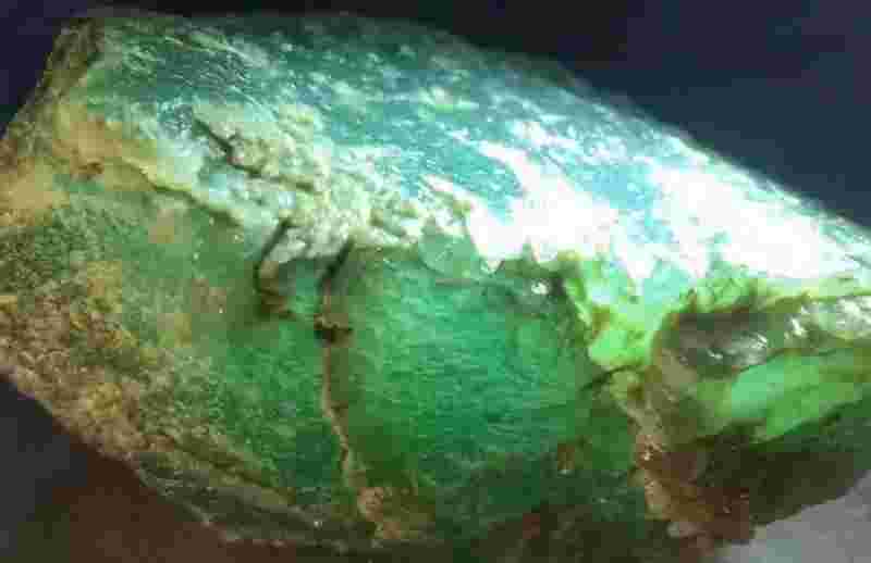 翡翠原石的裂纹知识,翡翠原石裂多怎么处理-第1张图片-翡翠网 翡翠原石的裂纹知识,翡翠原石裂多怎么处理-第1张图片-翡翠网