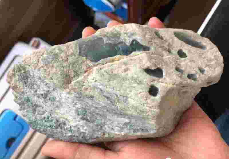 翡翠原石的裂纹知识,翡翠原石裂多怎么处理-第2张图片-翡翠网 翡翠原石的裂纹知识,翡翠原石裂多怎么处理-第2张图片-翡翠网