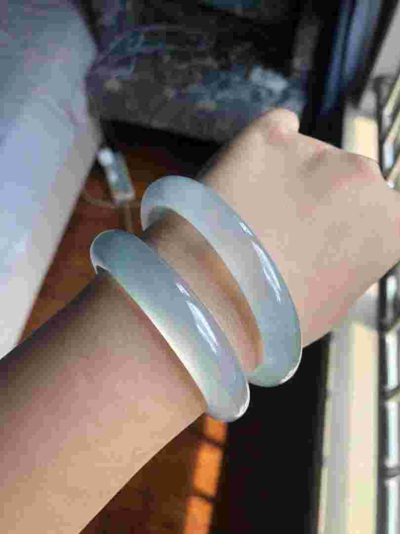 翡翠手镯高冰宽条,翡翠手镯高冰宽条好看吗-第2张图片-翡翠网 翡翠手镯高冰宽条,翡翠手镯高冰宽条好看吗-第2张图片-翡翠网