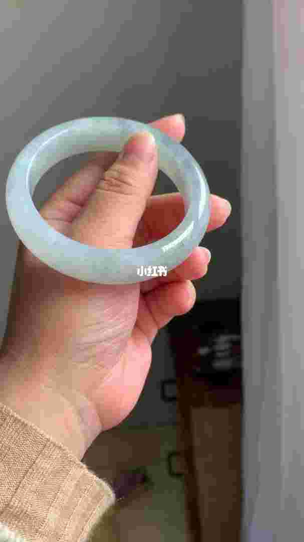 翡翠手镯选购视频教程翡翠手镯选购视频-第1张图片-翡翠网 翡翠手镯选购视频教程翡翠手镯选购视频-第1张图片-翡翠网