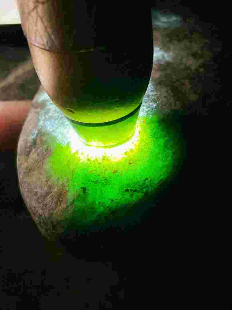 翡翠原石如何鉴别种水,翡翠原石如何鉴别-第2张图片-翡翠网 翡翠原石如何鉴别种水,翡翠原石如何鉴别-第2张图片-翡翠网