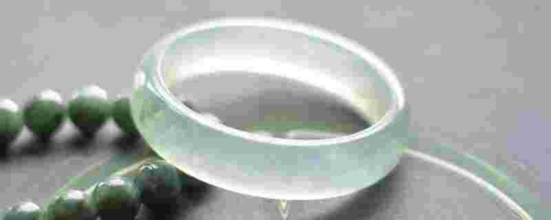 翡翠手镯的保养和功效翡翠手镯的保养-第1张图片-翡翠网 翡翠手镯的保养和功效翡翠手镯的保养-第1张图片-翡翠网
