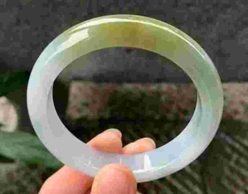 翡翠手镯的保养和功效翡翠手镯的保养-第2张图片-翡翠网 翡翠手镯的保养和功效翡翠手镯的保养-第2张图片-翡翠网