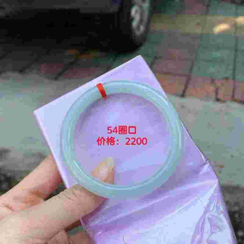 翡翠镯子里面有蓝色,翡翠手镯上有蓝色点点-第1张图片-翡翠网