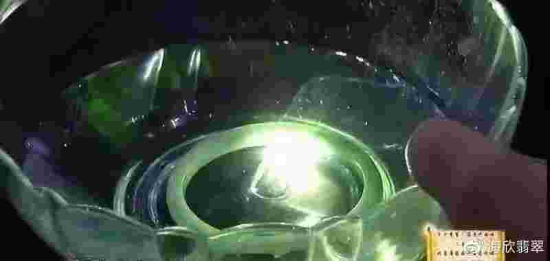 怎么用一杯水鉴定翡翠真假用手机灯光鉴别翡翠-第1张图片-翡翠网