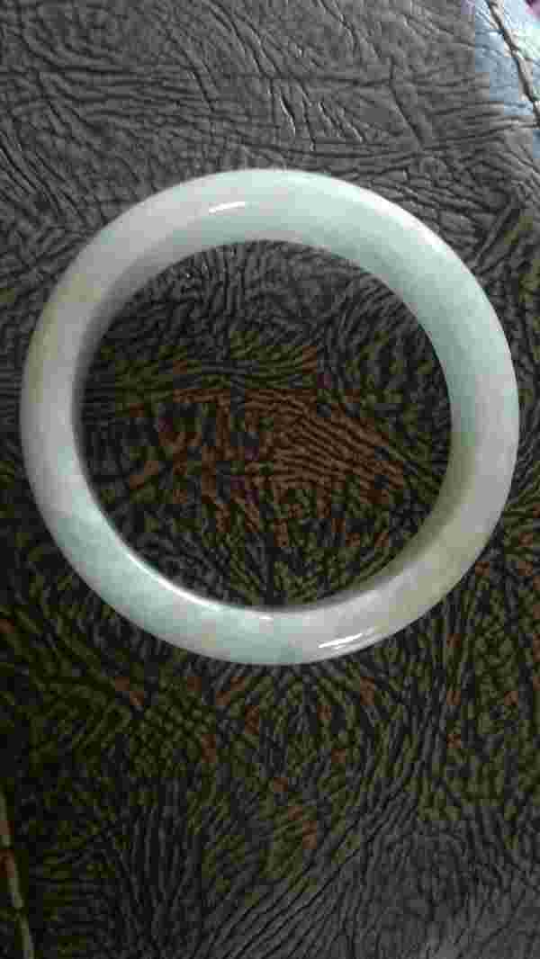 怎么用一杯水鉴定翡翠真假用手机灯光鉴别翡翠-第2张图片-翡翠网