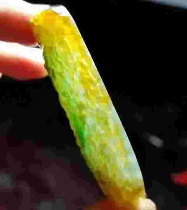 找翡翠边角料做手镯翡翠边角料做的吊坠贵吗-第1张图片-翡翠网 找翡翠边角料做手镯翡翠边角料做的吊坠贵吗-第1张图片-翡翠网