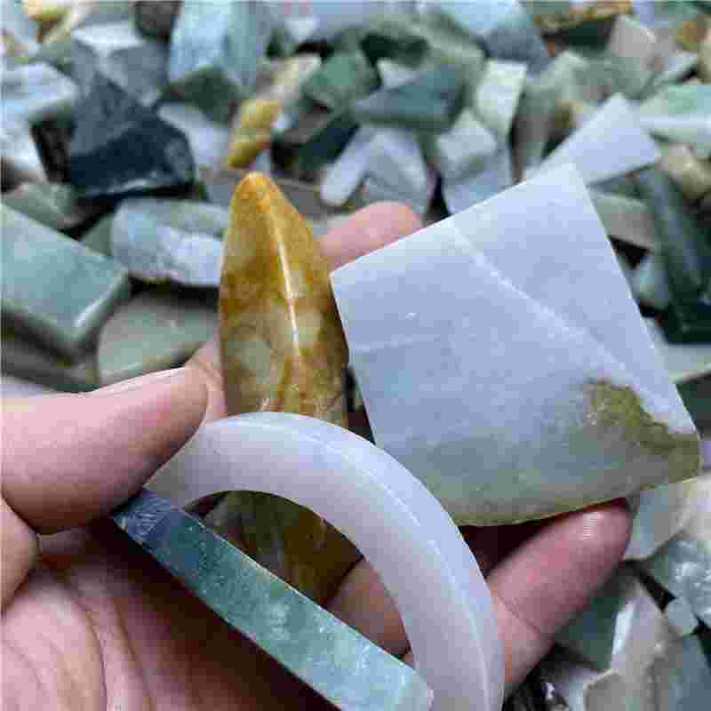 找翡翠边角料做手镯翡翠边角料做的吊坠贵吗-第2张图片-翡翠网 找翡翠边角料做手镯翡翠边角料做的吊坠贵吗-第2张图片-翡翠网