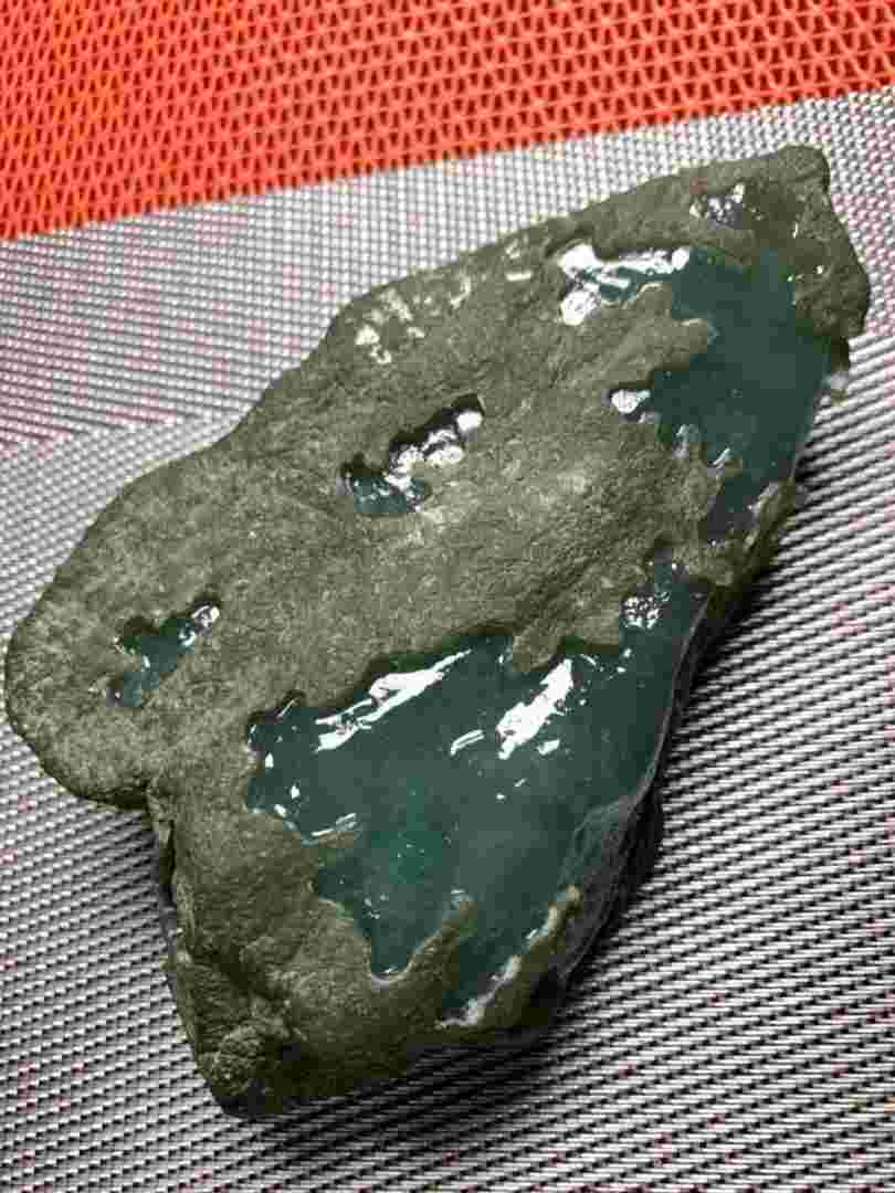 翡翠的原石,翡翠的原石出售价格-第1张图片-翡翠网 翡翠的原石,翡翠的原石出售价格-第1张图片-翡翠网