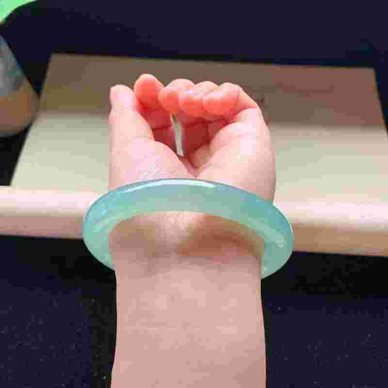 翡翠手镯一半绿,翡翠手镯一半绿一半黑藓值多少钱-第1张图片-翡翠网