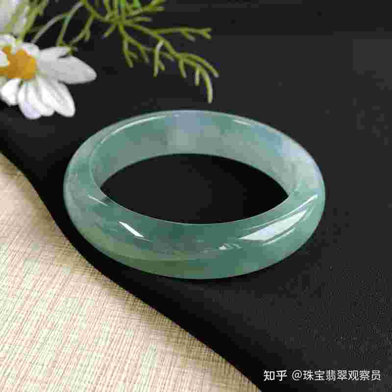 戴上就不允许再取下来的翡翠手镯,戴上就不允许再取下来的翡翠手镯有哪些-第2张图片-翡翠网 戴上就不允许再取下来的翡翠手镯,戴上就不允许再取下来的翡翠手镯有哪些-第2张图片-翡翠网