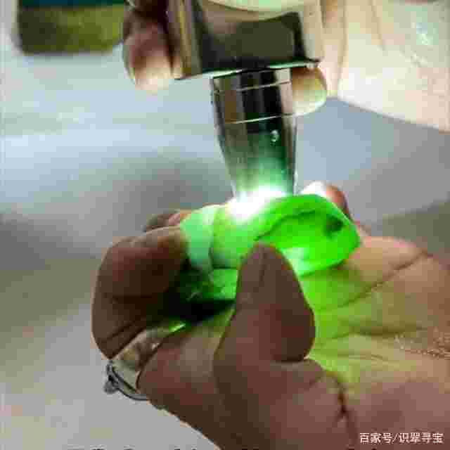 切翡翠原石视频切翡翠-第2张图片-翡翠网