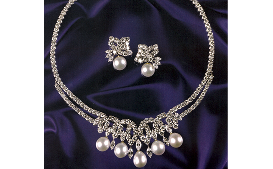 戴安娜王妃定制设计Swan Lake珍珠项链和耳环套装即将拍卖-第1张图片-翡翠网 戴安娜王妃定制设计Swan Lake珍珠项链和耳环套装即将拍卖-第1张图片-翡翠网