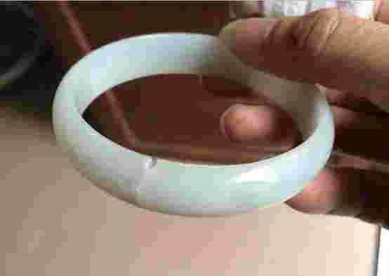 刚买的翡翠手镯有冰裂,新买的翡翠镯子有裂会长好吗?-第1张图片-翡翠网 刚买的翡翠手镯有冰裂,新买的翡翠镯子有裂会长好吗?-第1张图片-翡翠网