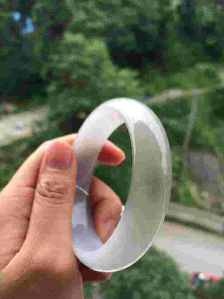 刚买的翡翠手镯有冰裂,新买的翡翠镯子有裂会长好吗?-第2张图片-翡翠网 刚买的翡翠手镯有冰裂,新买的翡翠镯子有裂会长好吗?-第2张图片-翡翠网