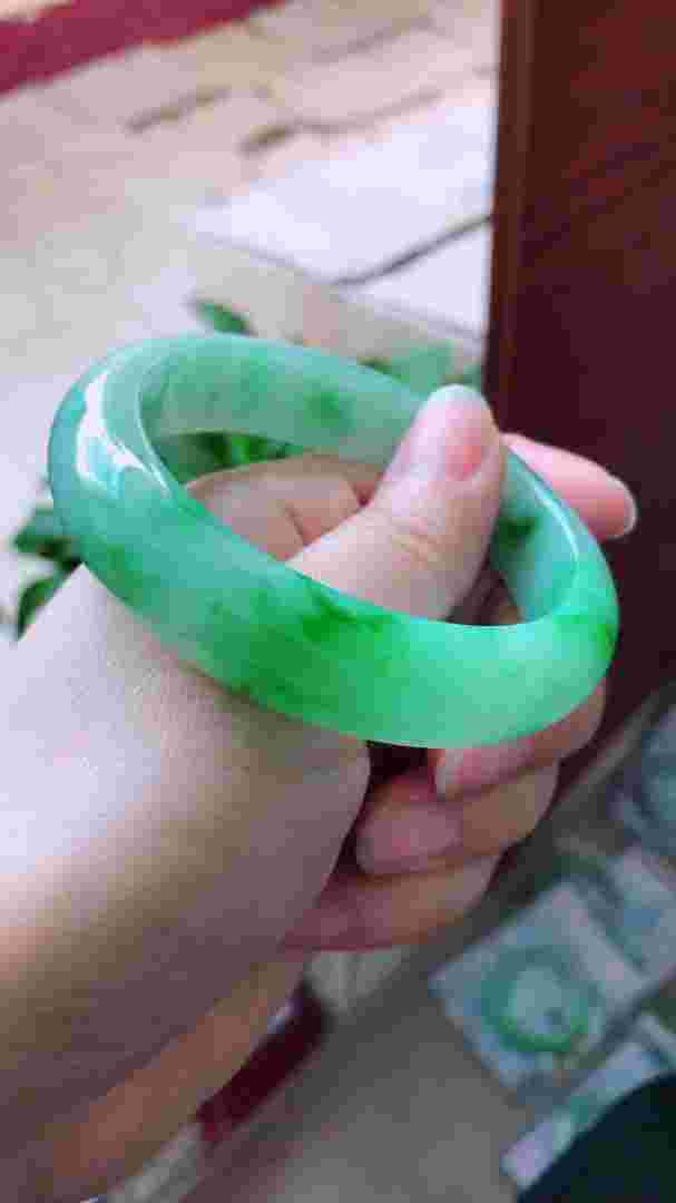 翡翠手镯阳绿一丝好还是一块好翡翠手镯有阳绿色值钱吗-第1张图片-翡翠网 翡翠手镯阳绿一丝好还是一块好翡翠手镯有阳绿色值钱吗-第1张图片-翡翠网