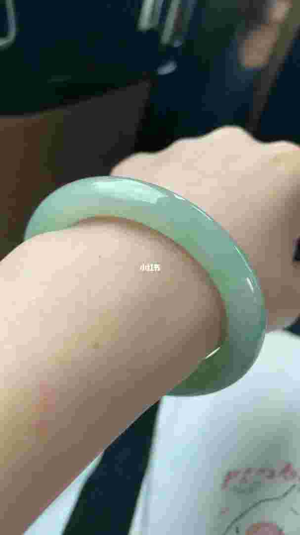 翡翠手镯阳绿一丝好还是一块好翡翠手镯有阳绿色值钱吗-第2张图片-翡翠网 翡翠手镯阳绿一丝好还是一块好翡翠手镯有阳绿色值钱吗-第2张图片-翡翠网