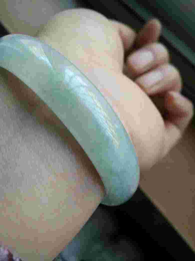 一千块钱的翡翠镯子怎么样一千五的翡翠手镯能值多少钱-第1张图片-翡翠网 一千块钱的翡翠镯子怎么样一千五的翡翠手镯能值多少钱-第1张图片-翡翠网