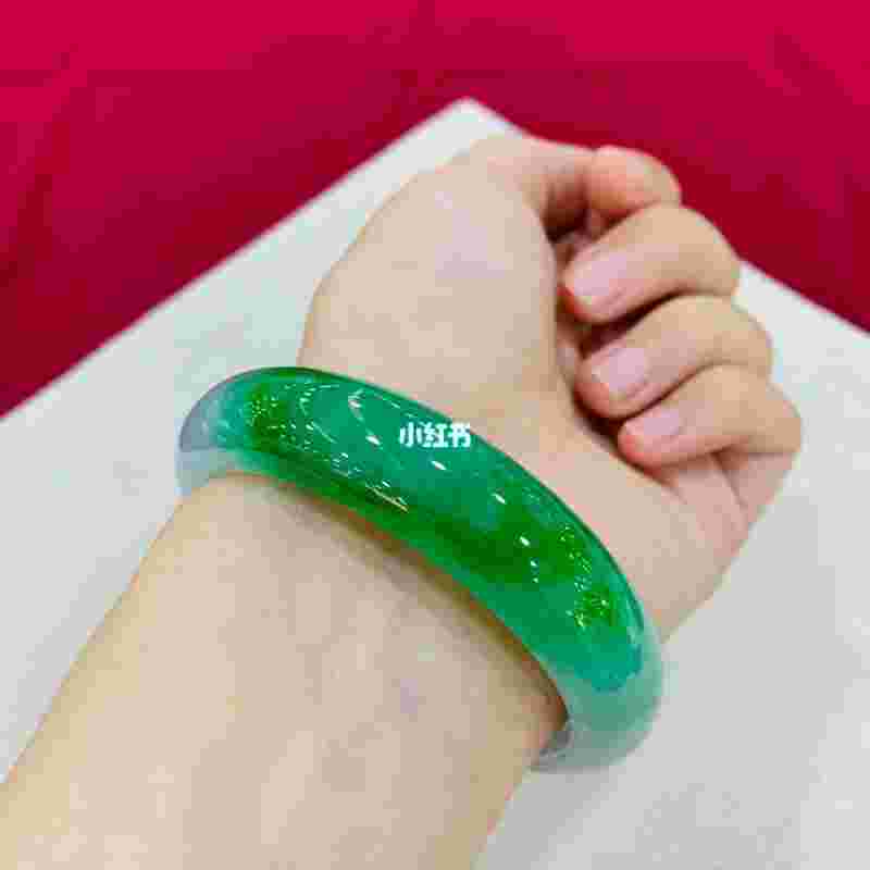 带银手镯好还是带翡翠玉的好,带银手镯好还是翡翠手镯好-第1张图片-翡翠网