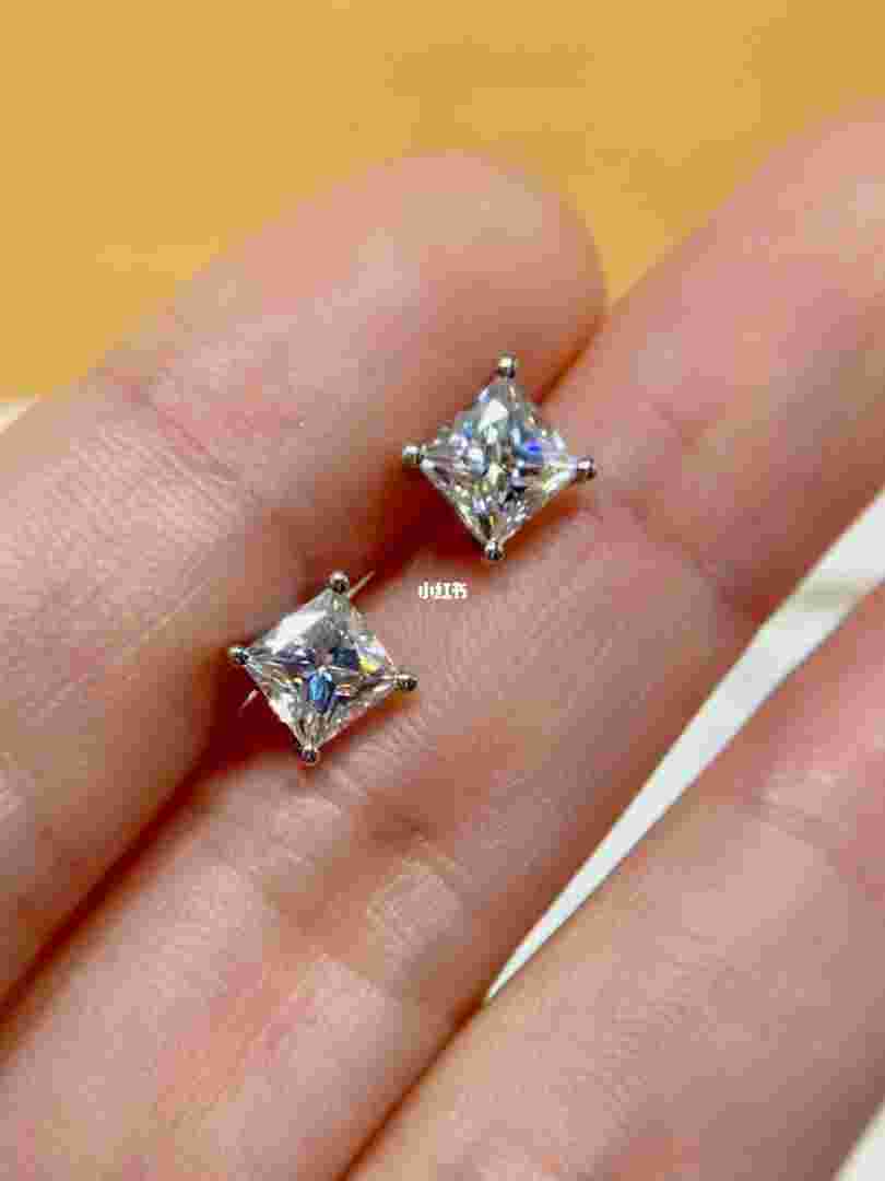 一克拉耳钉上身效果图片一克拉耳钉会不会太大-第1张图片-翡翠网