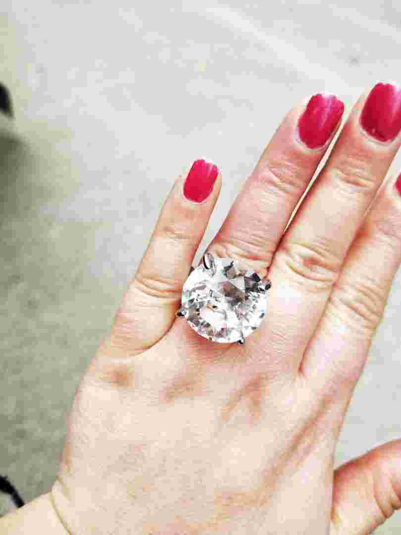 跟女孩求婚戒指女孩求婚戒指戴哪只手-第1张图片-翡翠网 跟女孩求婚戒指女孩求婚戒指戴哪只手-第1张图片-翡翠网