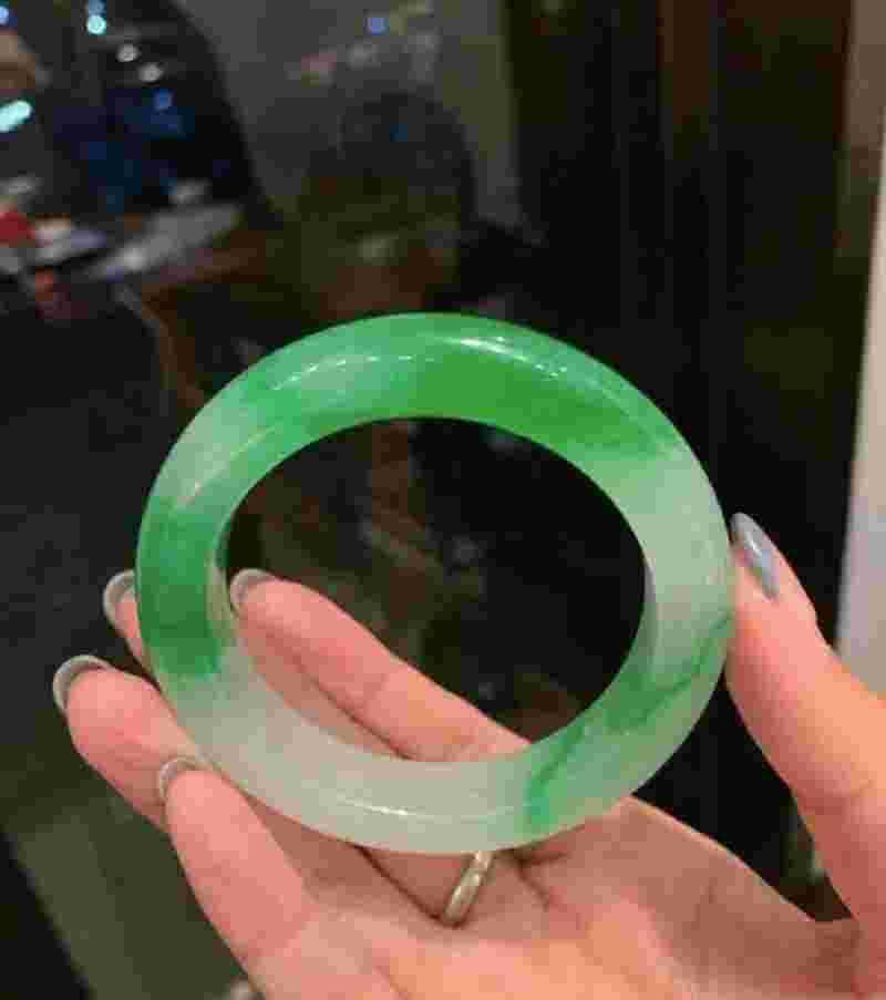 古典翡翠手镯图鉴古翡翠手镯怎样鉴定-第1张图片-翡翠网 古典翡翠手镯图鉴古翡翠手镯怎样鉴定-第1张图片-翡翠网