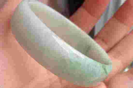 用开水烫翡翠手镯鉴定是否染色,翡翠手镯用开水煮了之后老难看了咋回事呀-第1张图片-翡翠网 用开水烫翡翠手镯鉴定是否染色,翡翠手镯用开水煮了之后老难看了咋回事呀-第1张图片-翡翠网