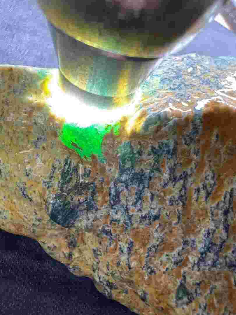 如何买翡翠原石锑价如何买翡翠原石-第1张图片-翡翠网