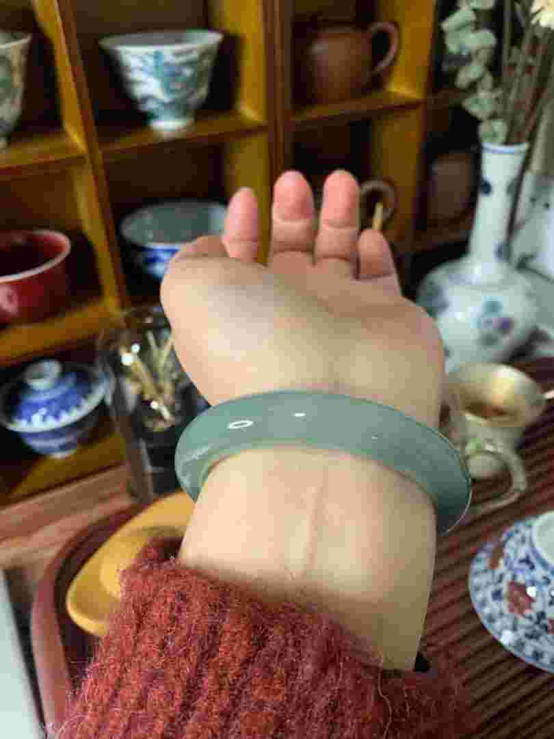 五千翡翠手镯能越带越好吗,5000的翡翠手镯是好的么-第1张图片-翡翠网 五千翡翠手镯能越带越好吗,5000的翡翠手镯是好的么-第1张图片-翡翠网