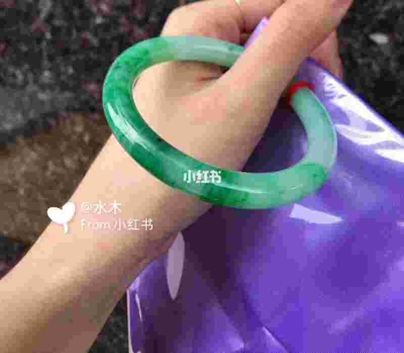 翡翠手镯取不出来怎么办,因胖翡翠手镯摘不下来-第1张图片-翡翠网